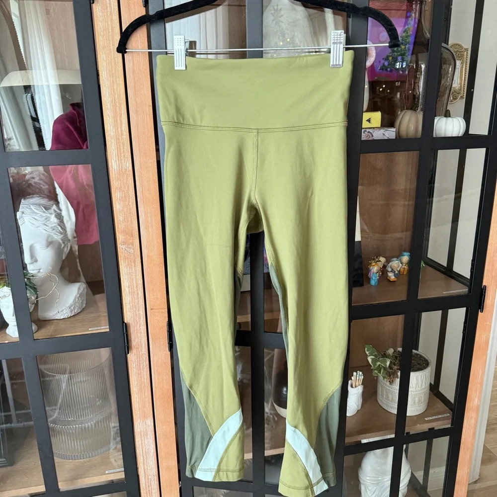 Lululemon Leggings Throwback Inspire High-Rise cropped 21" Delicate Mint Olive